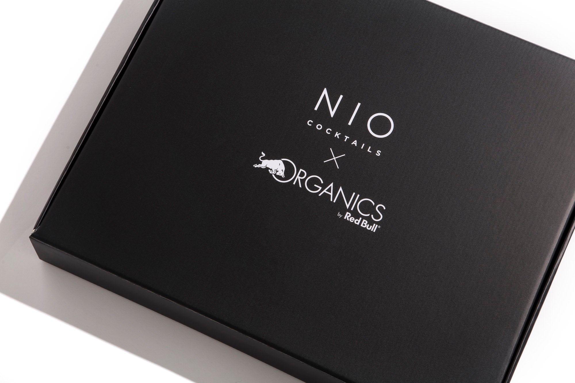 NIO Cocktails X Organics by Red Bull ist die Box für energiegeladene Mixologie auf Basis von Bio-Zutaten.